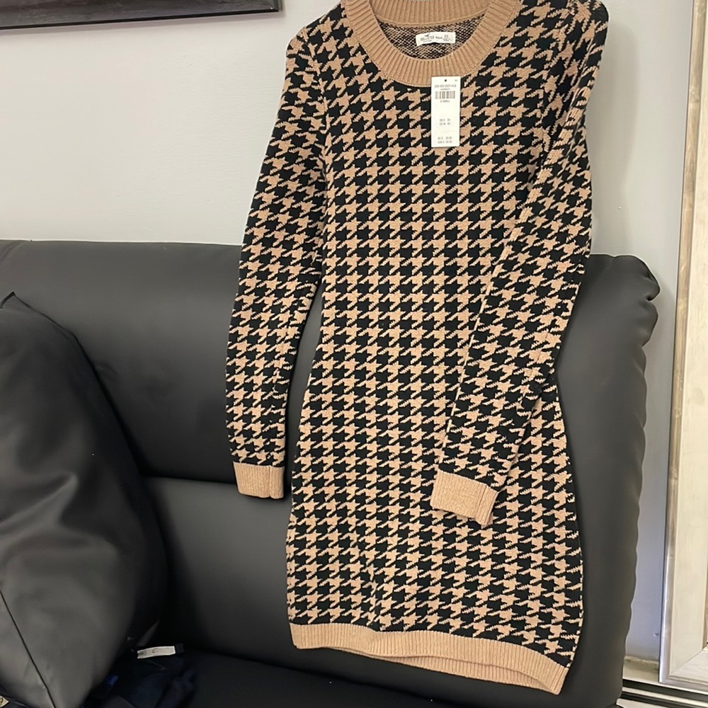 Hollister Black and Tan Houndstooth Long Sleeve Sweater Dress